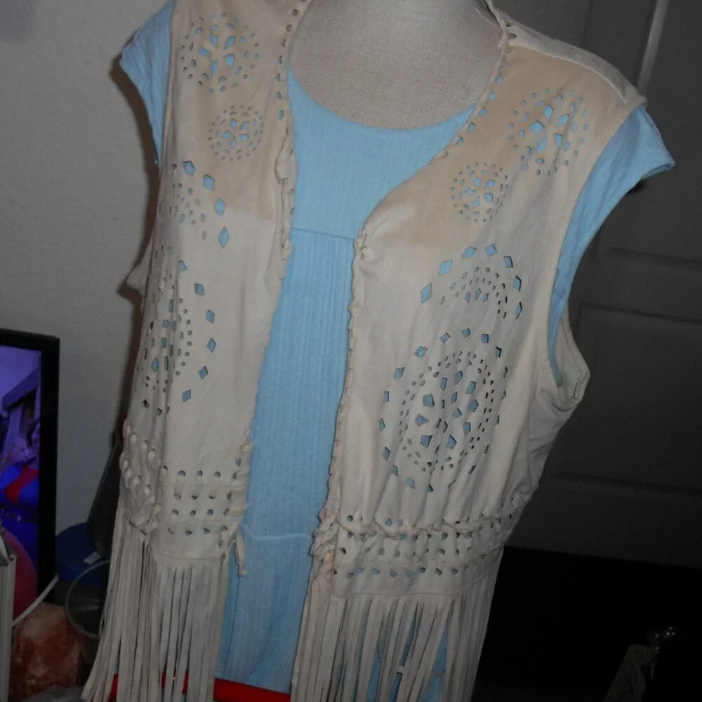 WESTERN BOHO STYLE TAN FAUX SUEDE LEATHER FRINGE EYELET VEST PYRAMID COLLECTION - Picture 9 of 13